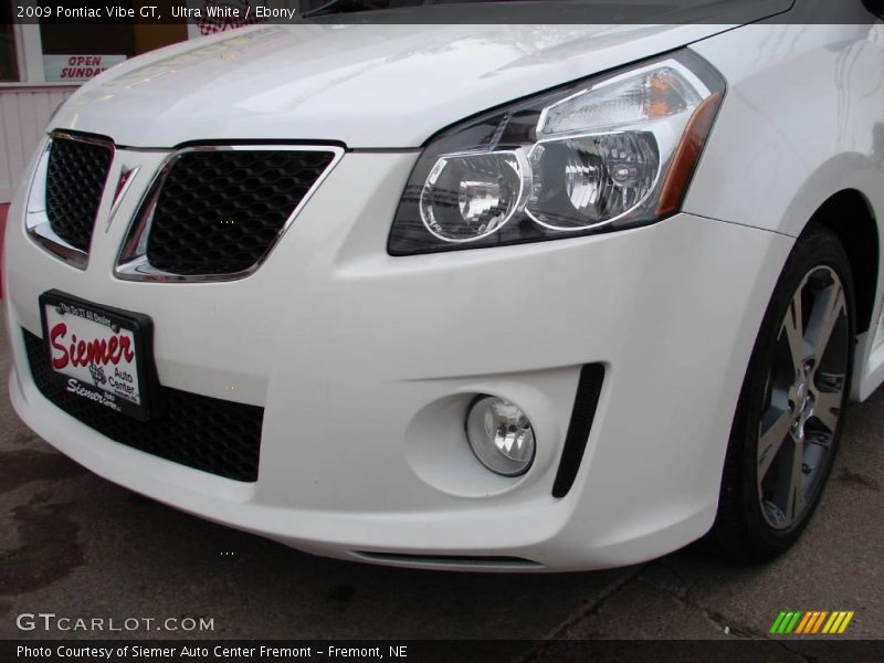 Ultra White / Ebony 2009 Pontiac Vibe GT
