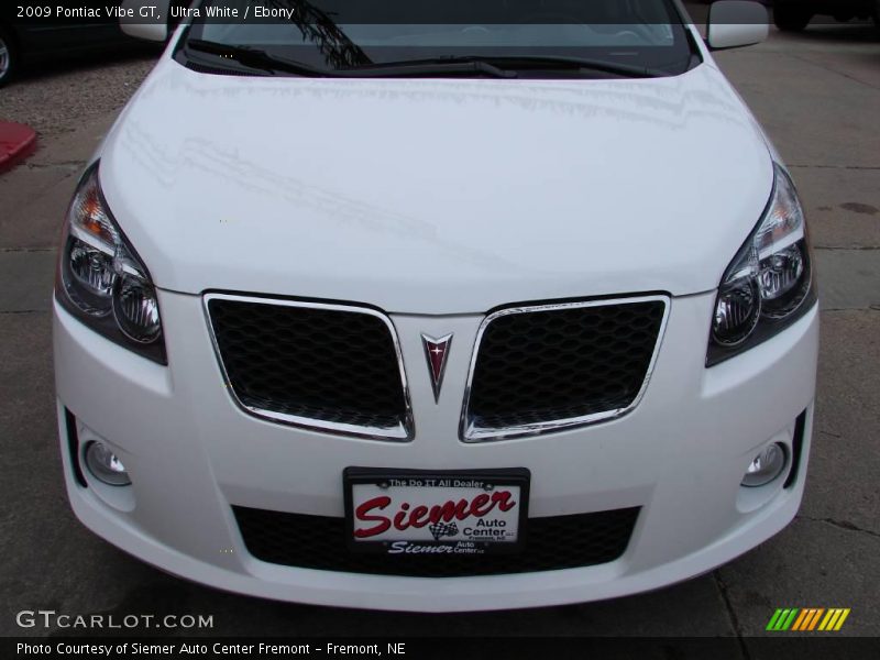 Ultra White / Ebony 2009 Pontiac Vibe GT