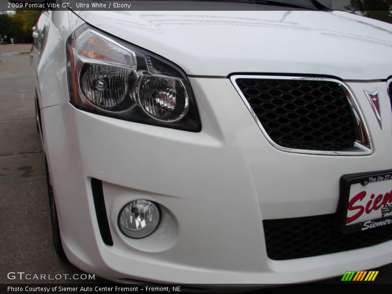 Ultra White / Ebony 2009 Pontiac Vibe GT