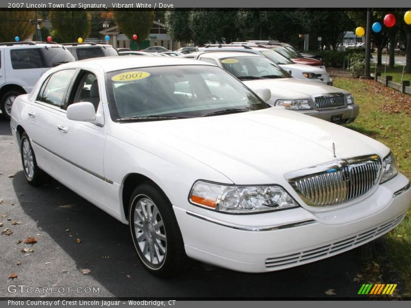 Vibrant White / Dove 2007 Lincoln Town Car Signature