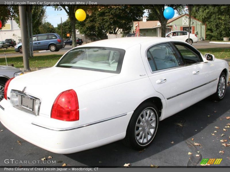 Vibrant White / Dove 2007 Lincoln Town Car Signature