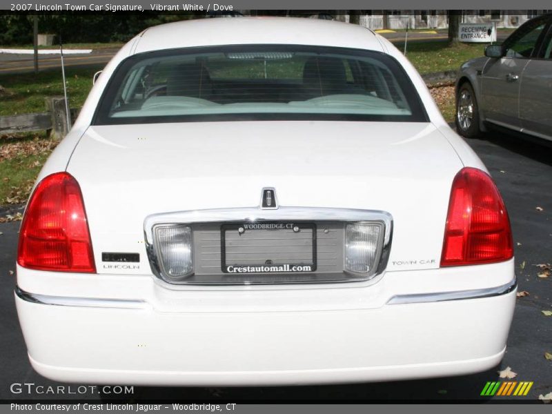 Vibrant White / Dove 2007 Lincoln Town Car Signature