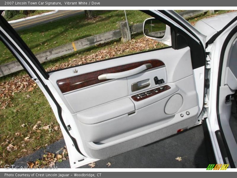 Vibrant White / Dove 2007 Lincoln Town Car Signature