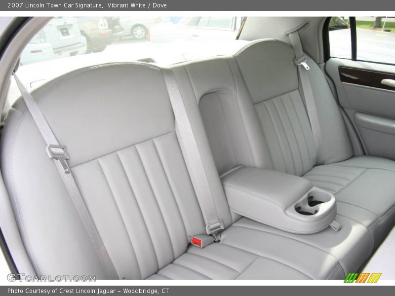 Vibrant White / Dove 2007 Lincoln Town Car Signature