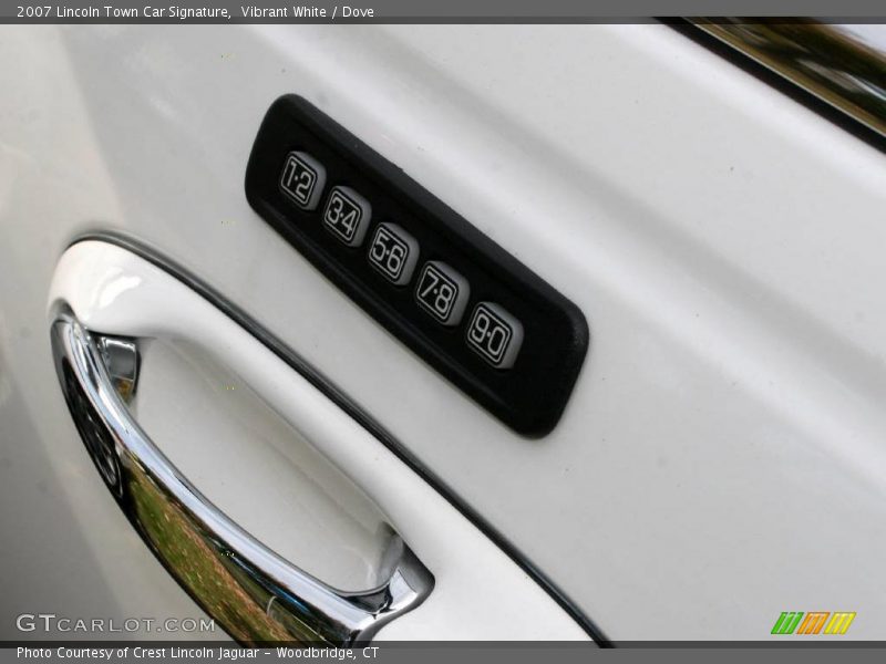 Vibrant White / Dove 2007 Lincoln Town Car Signature
