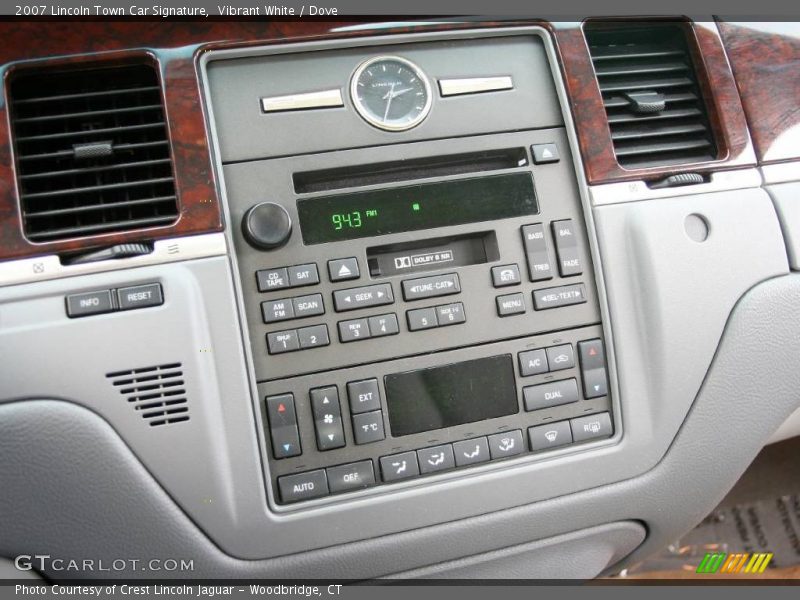 Vibrant White / Dove 2007 Lincoln Town Car Signature