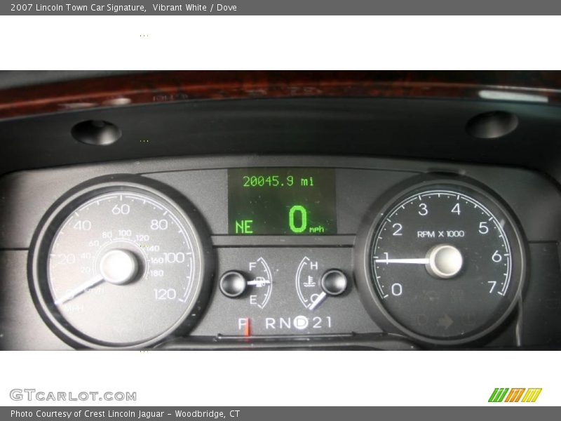 Vibrant White / Dove 2007 Lincoln Town Car Signature