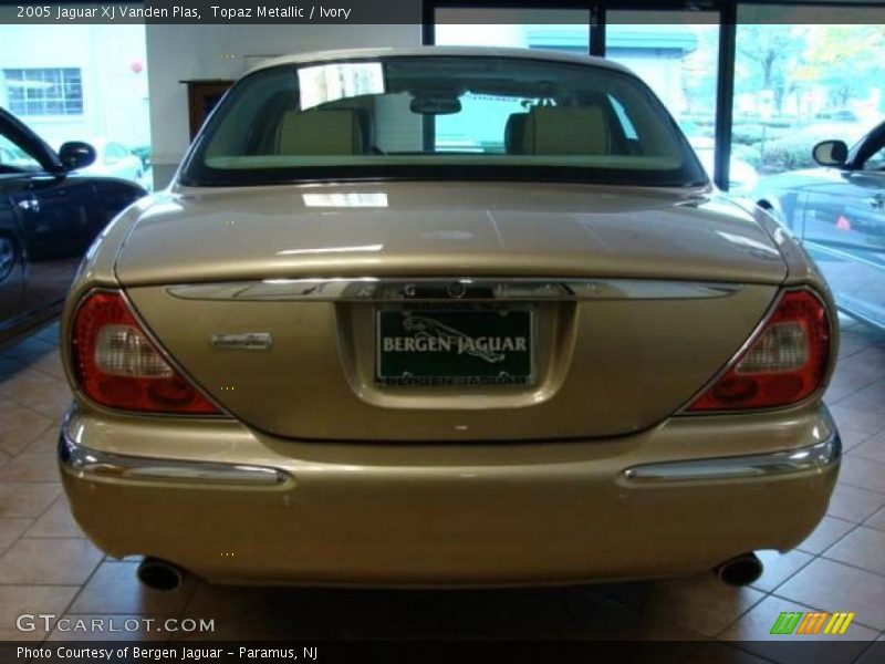 Topaz Metallic / Ivory 2005 Jaguar XJ Vanden Plas
