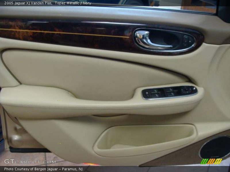 Topaz Metallic / Ivory 2005 Jaguar XJ Vanden Plas