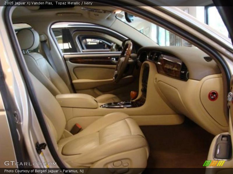 Topaz Metallic / Ivory 2005 Jaguar XJ Vanden Plas