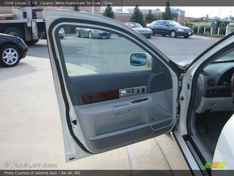 Ceramic White Pearlescent Tri-Coat / Grey 2006 Lincoln LS V8