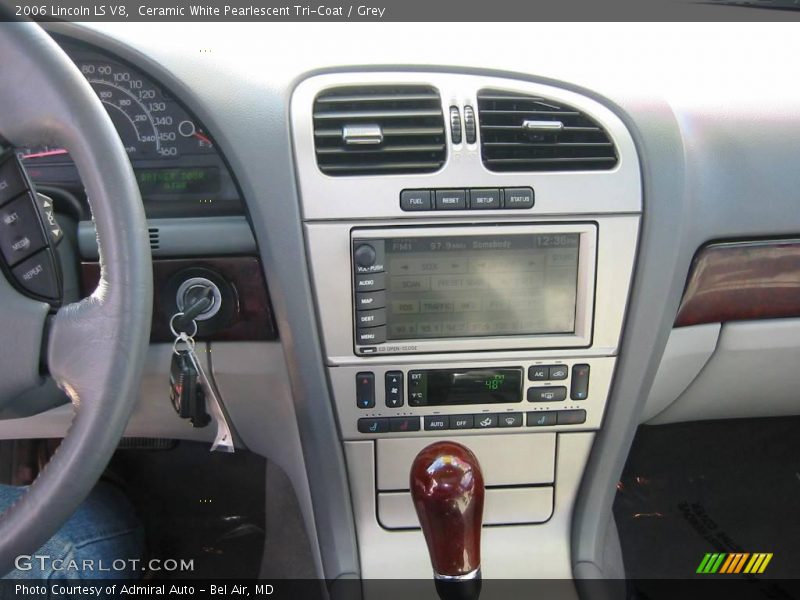 Ceramic White Pearlescent Tri-Coat / Grey 2006 Lincoln LS V8