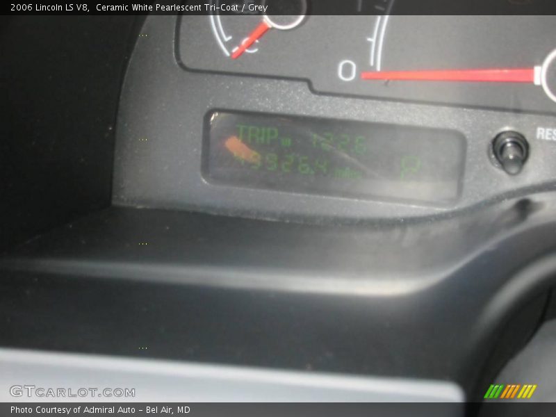 Ceramic White Pearlescent Tri-Coat / Grey 2006 Lincoln LS V8