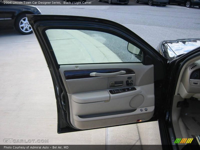 Black / Light Camel 2006 Lincoln Town Car Designer Series