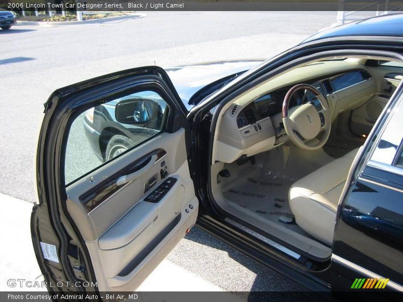 Black / Light Camel 2006 Lincoln Town Car Designer Series