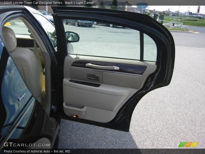Black / Light Camel 2006 Lincoln Town Car Designer Series