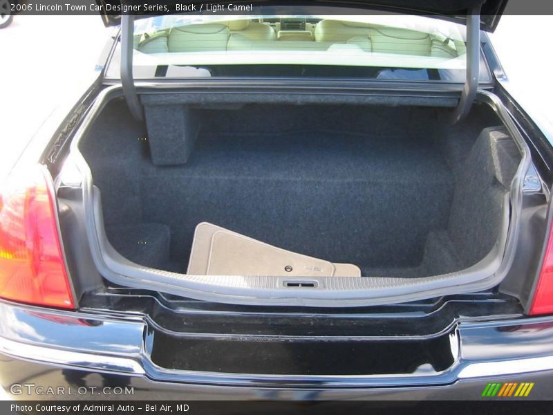 Black / Light Camel 2006 Lincoln Town Car Designer Series