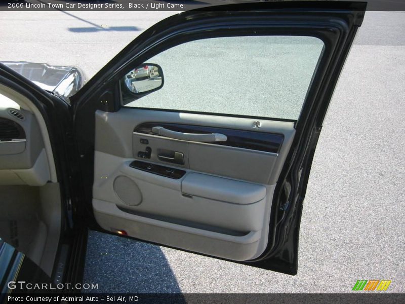 Black / Light Camel 2006 Lincoln Town Car Designer Series