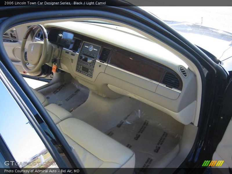 Black / Light Camel 2006 Lincoln Town Car Designer Series