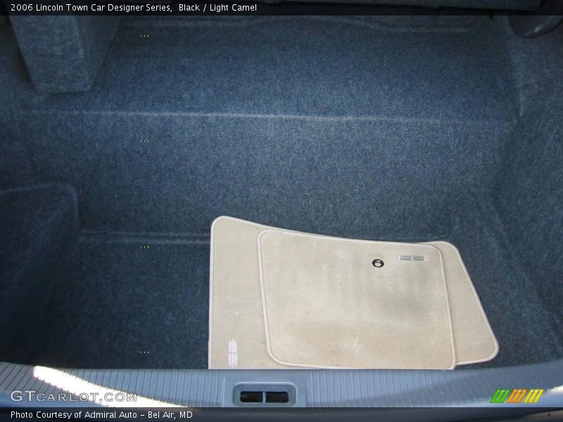 Black / Light Camel 2006 Lincoln Town Car Designer Series