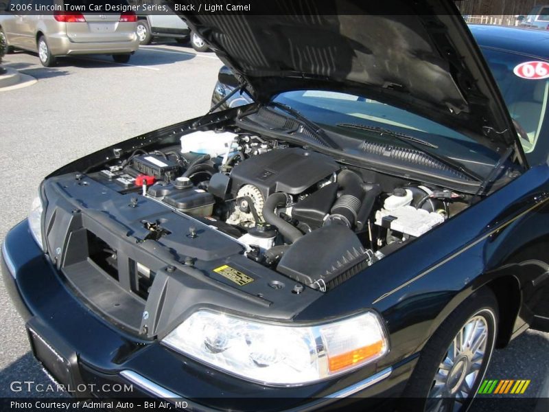 Black / Light Camel 2006 Lincoln Town Car Designer Series