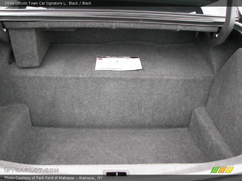 Black / Black 2009 Lincoln Town Car Signature L