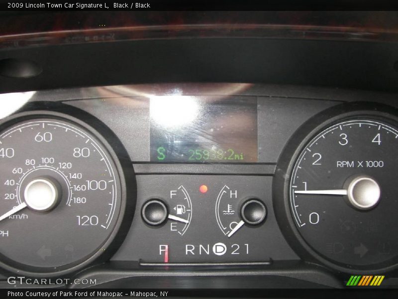 Black / Black 2009 Lincoln Town Car Signature L
