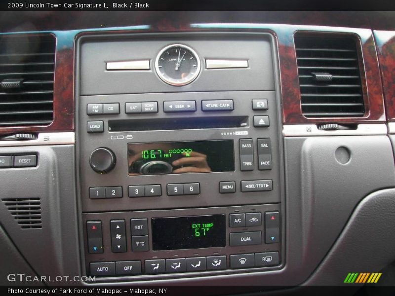 Black / Black 2009 Lincoln Town Car Signature L