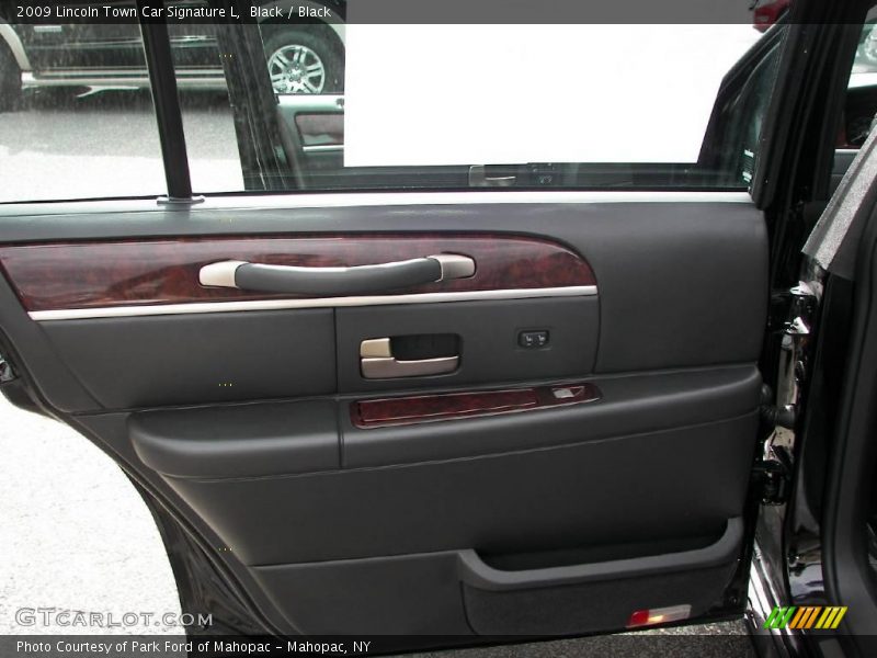 Black / Black 2009 Lincoln Town Car Signature L