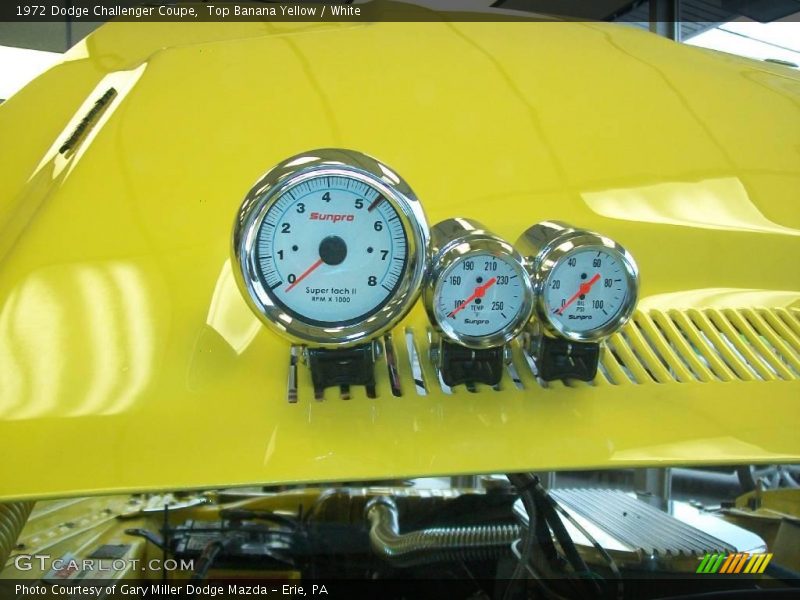 Top Banana Yellow / White 1972 Dodge Challenger Coupe