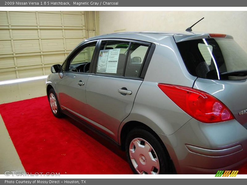 Magnetic Gray / Charcoal 2009 Nissan Versa 1.8 S Hatchback