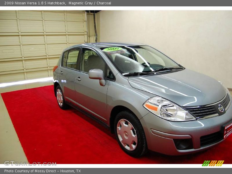 Magnetic Gray / Charcoal 2009 Nissan Versa 1.8 S Hatchback