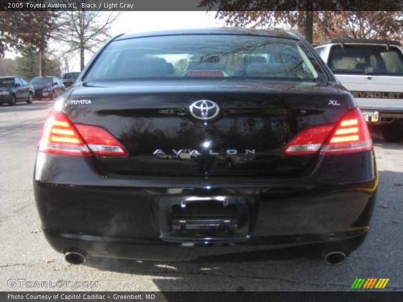 Black / Light Gray 2005 Toyota Avalon XL