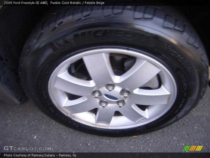 Pueblo Gold Metallic / Pebble Beige 2006 Ford Freestyle SE AWD