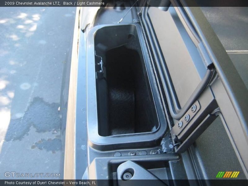 Black / Light Cashmere 2009 Chevrolet Avalanche LTZ