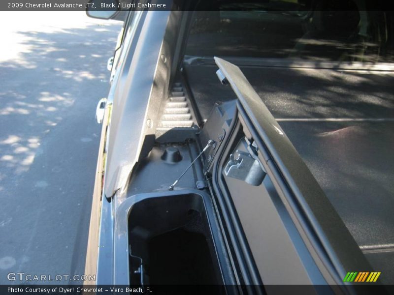 Black / Light Cashmere 2009 Chevrolet Avalanche LTZ