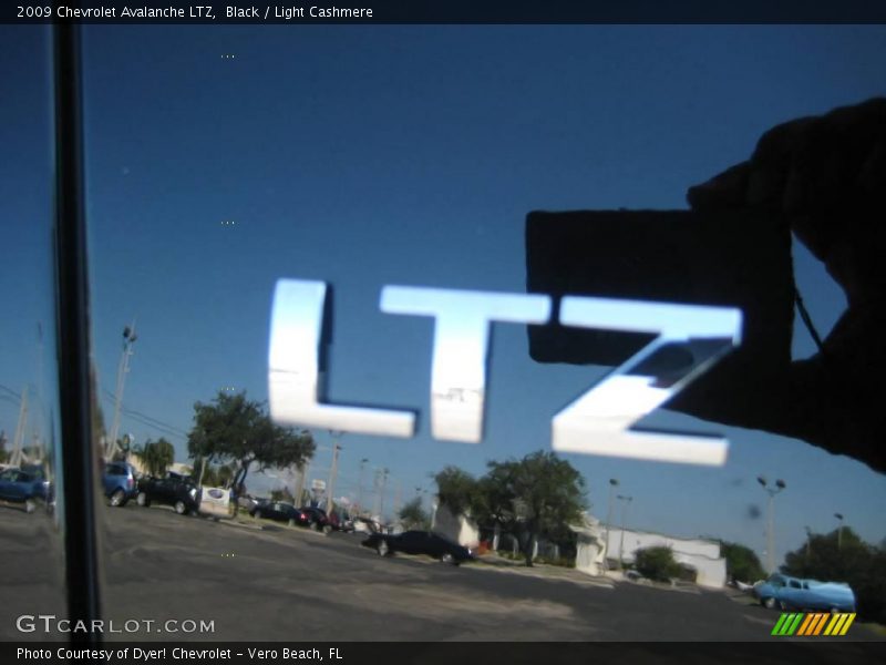 Black / Light Cashmere 2009 Chevrolet Avalanche LTZ