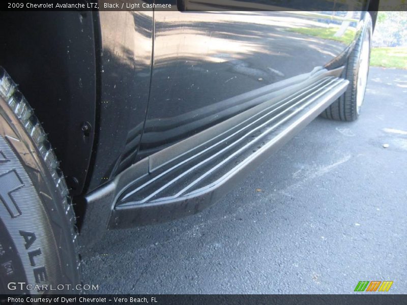 Black / Light Cashmere 2009 Chevrolet Avalanche LTZ