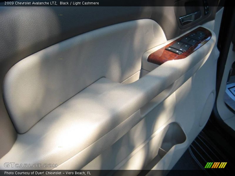 Black / Light Cashmere 2009 Chevrolet Avalanche LTZ