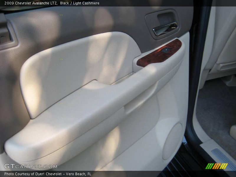Black / Light Cashmere 2009 Chevrolet Avalanche LTZ