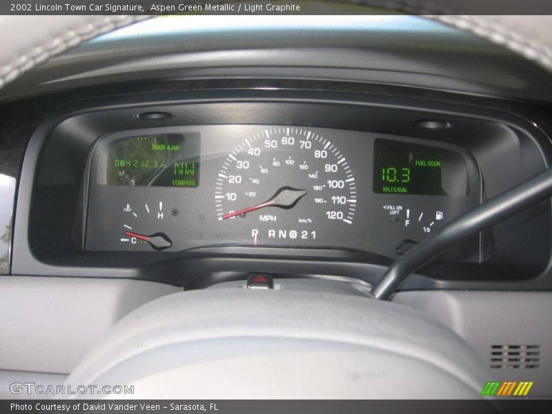 Aspen Green Metallic / Light Graphite 2002 Lincoln Town Car Signature