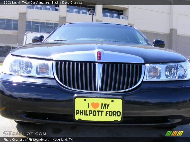 Black / Deep Charcoal 2002 Lincoln Town Car Signature