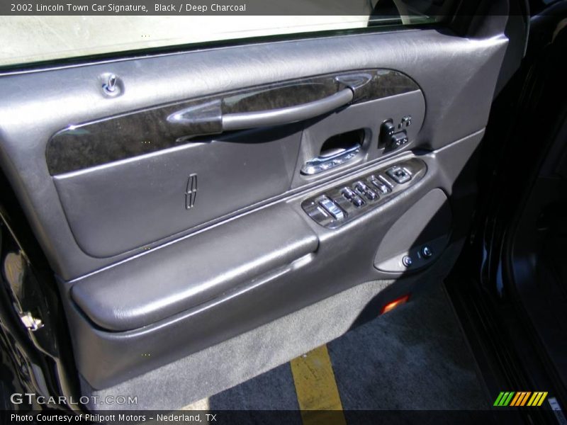 Black / Deep Charcoal 2002 Lincoln Town Car Signature