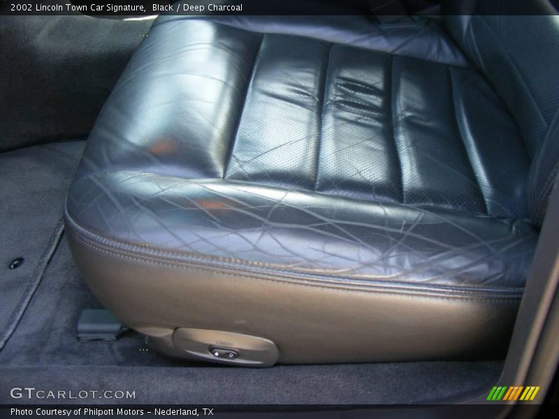 Black / Deep Charcoal 2002 Lincoln Town Car Signature