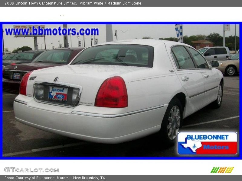 Vibrant White / Medium Light Stone 2009 Lincoln Town Car Signature Limited