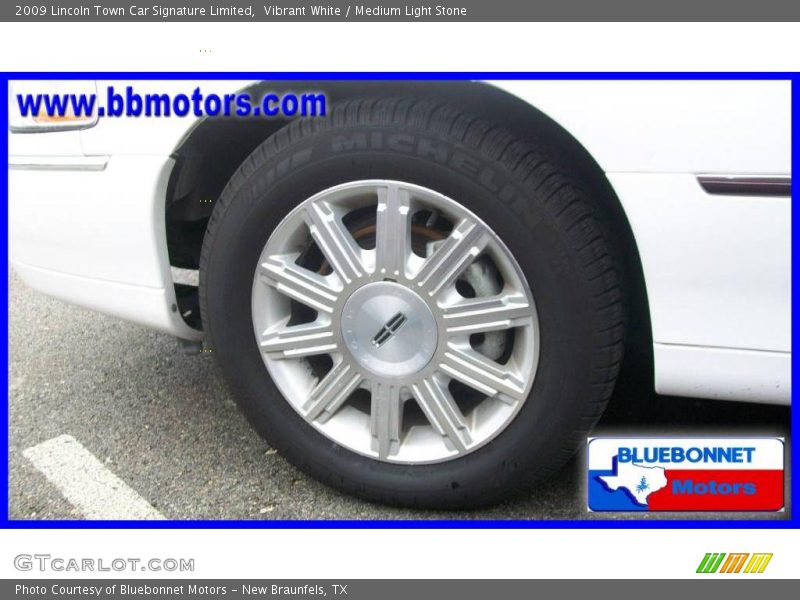 Vibrant White / Medium Light Stone 2009 Lincoln Town Car Signature Limited