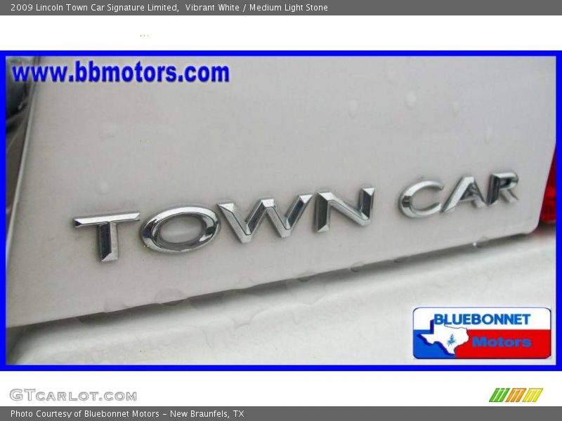 Vibrant White / Medium Light Stone 2009 Lincoln Town Car Signature Limited