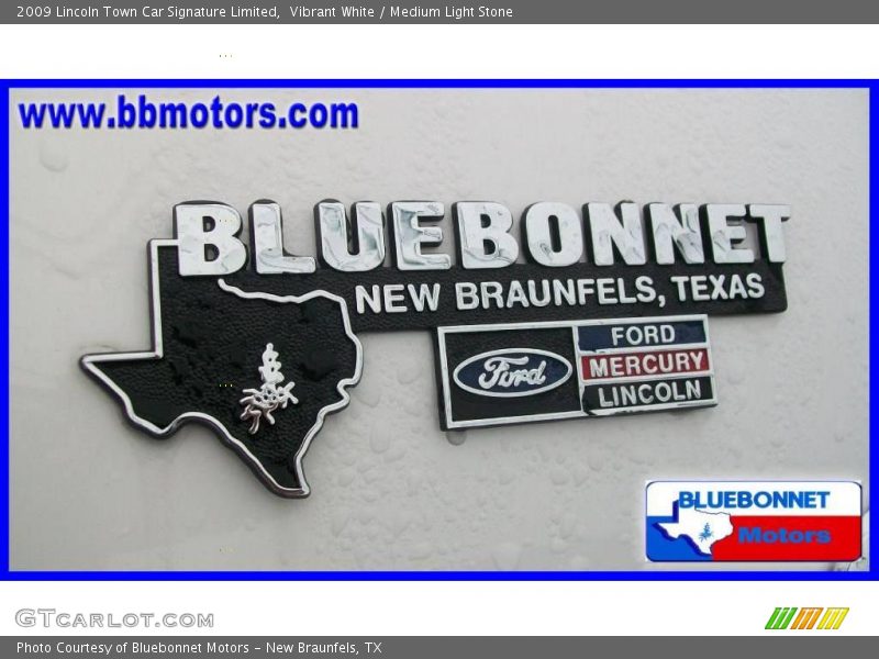 Vibrant White / Medium Light Stone 2009 Lincoln Town Car Signature Limited