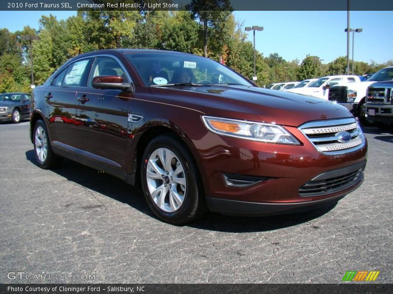 Front 3/4 View of 2010 Taurus SEL