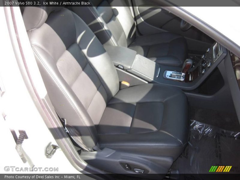 Ice White / Anthracite Black 2007 Volvo S80 3.2